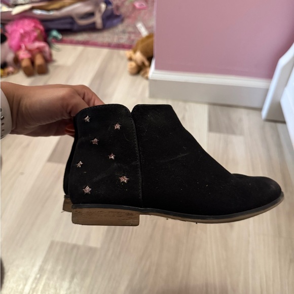 Stylish Black Kids' Ankle Boots with Star Details - Picture 1 of 2